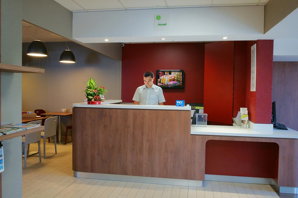 receptionniste-hotel.jpg